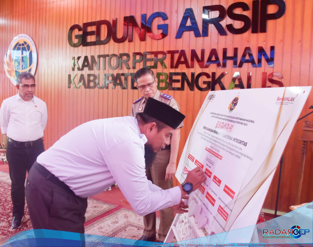 Teken Pencanangan Eksternal Pembangunan Zona Integritas, Kasmarni Berharap Penerapan Tata Kelola Pertanahan yang Bersih dan Transparan